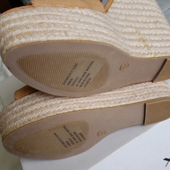 XOXO wedges NIB - Picture 4 of 4